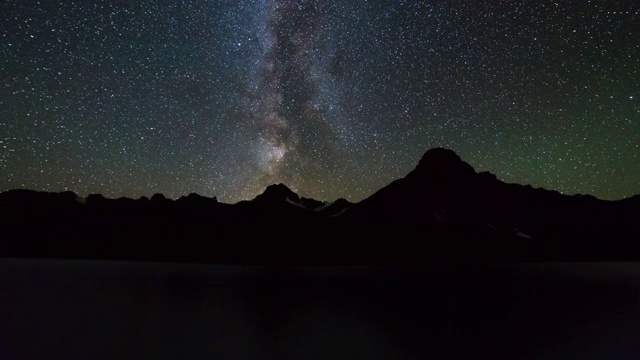 加拿大班夫，在水鸟湖和山脉上空拍摄的银河夜景视频素材