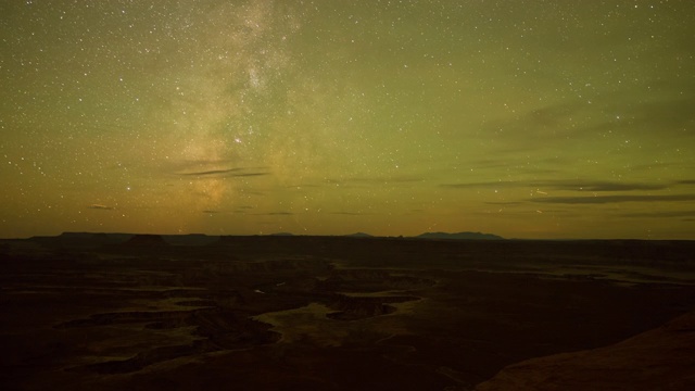 封锁时间流逝拍摄的绿色河流俯瞰星座在夜晚-拱门国家公园，犹他州视频素材