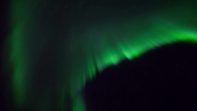 低角度时间推移拍摄的自然绿光对星空在晚上-西北地区，加拿大视频素材