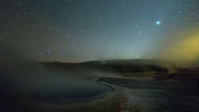 在晚上，黄石国家公园，怀俄明州，在星星的映衬下，在喷泉上拍摄烟雾视频素材