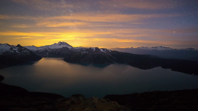 全景岭，加拿大，夜景中美丽的湖视频素材