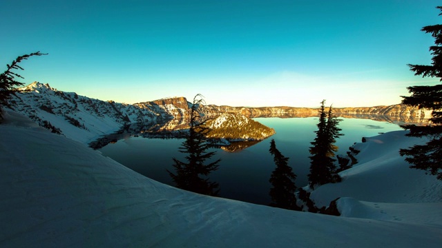 封锁时间推移拍摄的火山口湖在雪山与天空视频素材