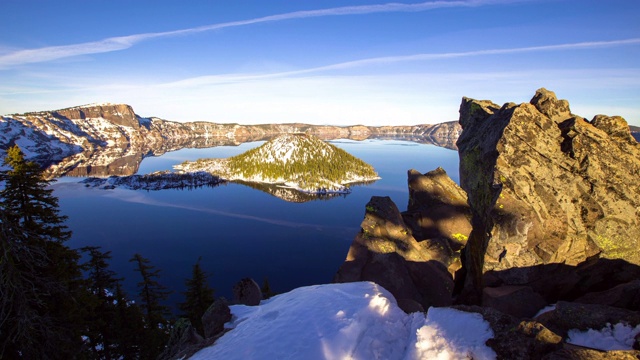 时间流逝拍摄的火山口湖在山上和天空的雪从一天到日落视频素材