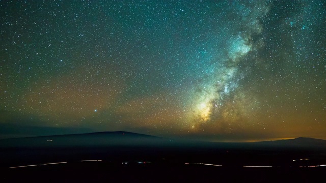 在夏威夷大岛，在黑暗的夜晚，在群山周围的迷雾中拍摄的银河系的延时镜头视频素材