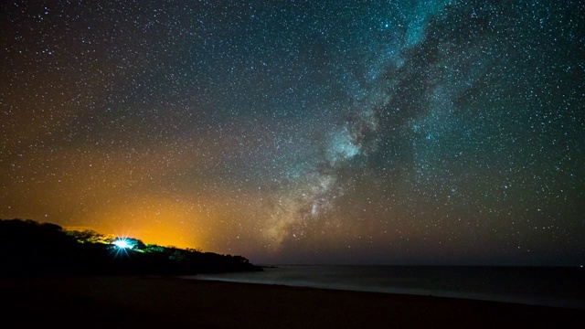 在夏威夷大岛的哈普纳海滩上拍摄的银河夜景视频素材