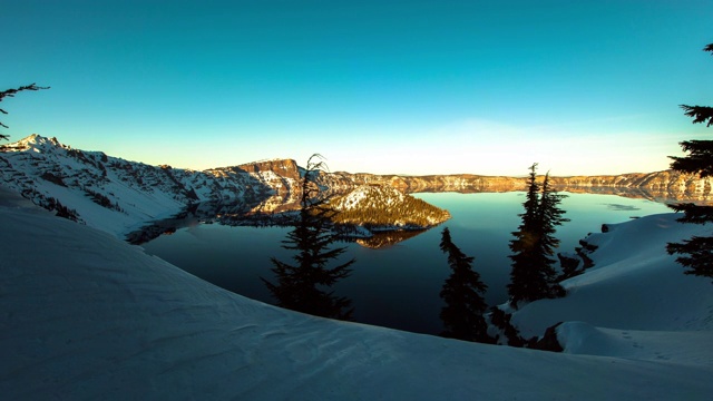 时间流逝拍摄的阴影在火山口湖山和雪对天空在日落视频素材