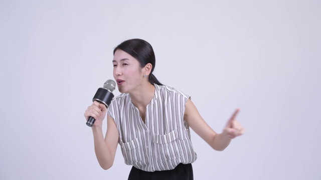 快乐美丽的亚洲女商人作为新闻播音员视频素材