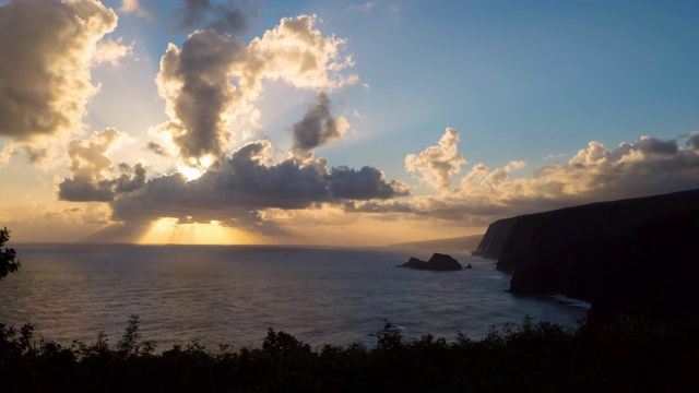 夏威夷大岛，日出时美丽的大海对着天空的延时拍摄视频素材