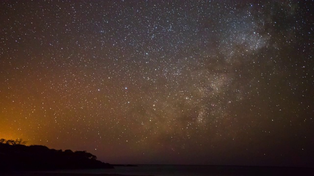 在夏威夷大岛的夜晚，Hapuna海滩上空的星系延时拍摄视频素材