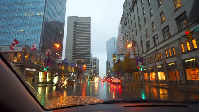 英属哥伦比亚省的精灵湖，在雨季的城市建筑中潮湿的街道上拍摄的车辆视频素材