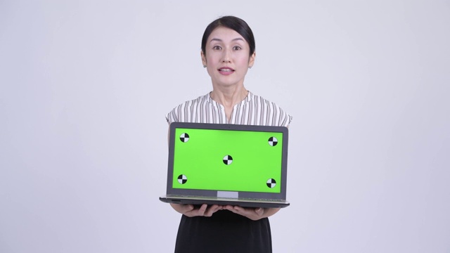 快乐美丽的亚洲女商人展示笔记本电脑视频素材