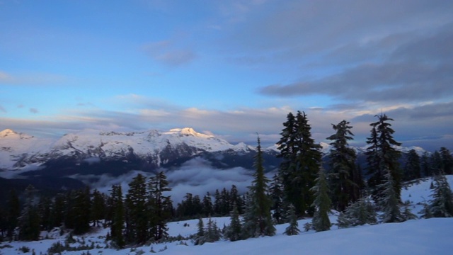 在日落时的天空上的雪覆盖的风景-精灵湖，不列颠哥伦比亚省视频素材