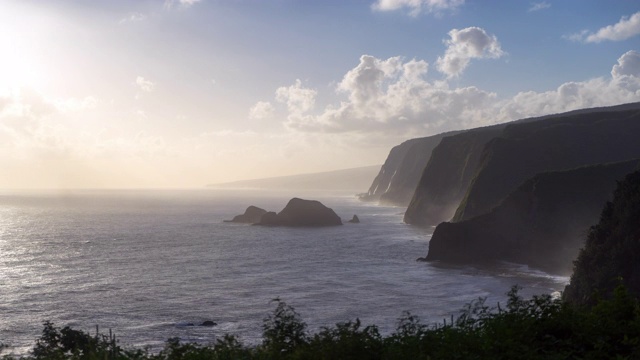 太阳升起时，海面上岩石嶙峋的海岸线对着天空的延时拍摄——夏威夷大岛视频素材