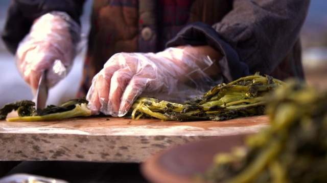 在切菜板上切干萝卜叶视频素材