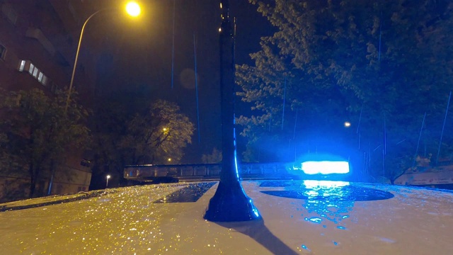 在雨天警笛车载摄像头在警车。视频下载