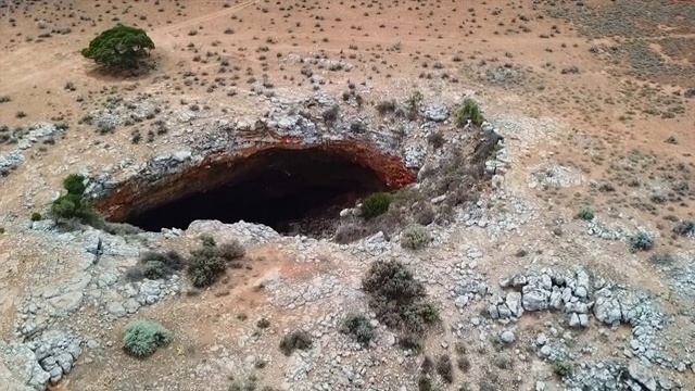 澳大利亚偏远沙漠中的巨大地陷视频下载