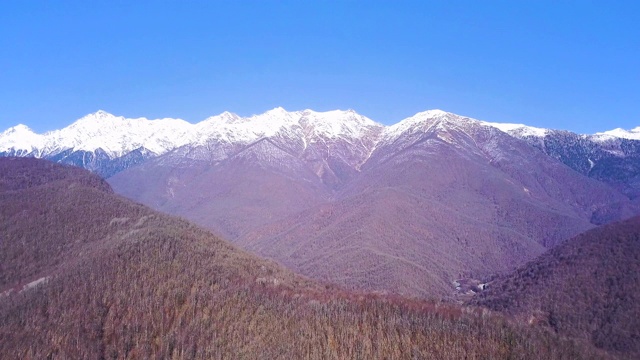 白雪覆盖着美丽的山峰。夹。山顶的观点，在冬天视频素材