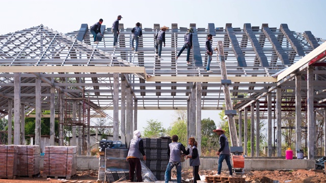 时光流逝建筑行业团队专业的屋顶工人使用机械运输混凝土瓷砖堆砌安装前视频素材