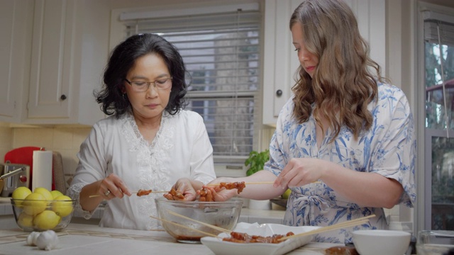 两个女人一起做饭视频素材