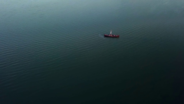 日落时旧帆船的鸟瞰图视频素材