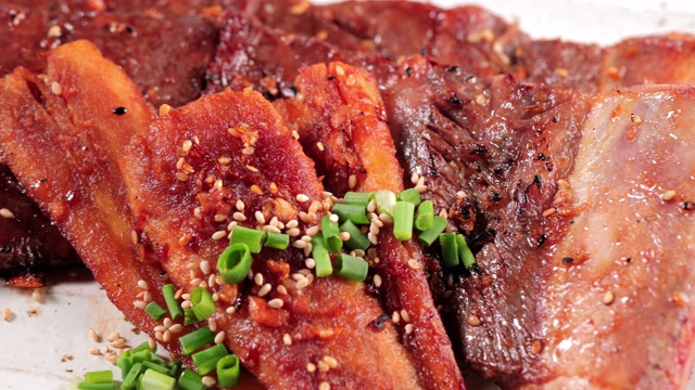 “Galbi”(韩式烤牛排)和“Deodeok”(党参)视频素材