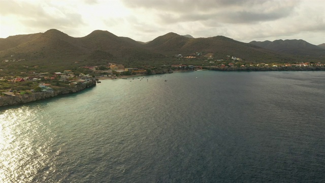 鸟瞰图库拉索海岸在加勒比海与绿松石的水，悬崖，海滩和美丽的珊瑚礁视频素材