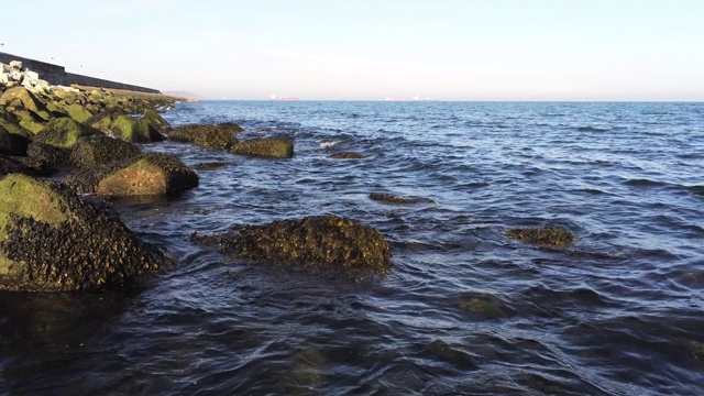 轻柔的海浪拍打着海岸视频素材