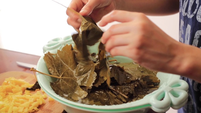 Dolma - Sarma - Dolmades。制作著名的开胃菜米酿葡萄叶视频素材