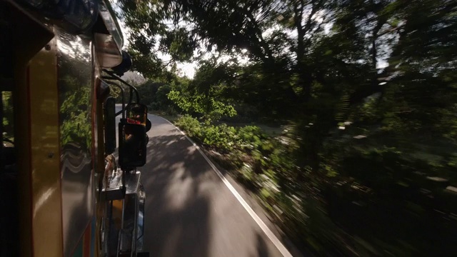 开着吉普尼旅行视频素材