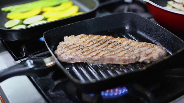 食物的静物摄影:近距离观察热锅中的胡椒牛排，炸薯条和新鲜的沙拉。有选择性的重点。在摄影棚拍摄，干净的食物好味道的创意概念。视频素材