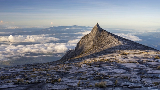 在沙巴州，婆罗洲岛基纳巴卢山山脉南峰的时间推移视频素材