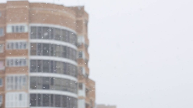 一个城市的降雪。简单的场景——飘落的雪花。视频下载