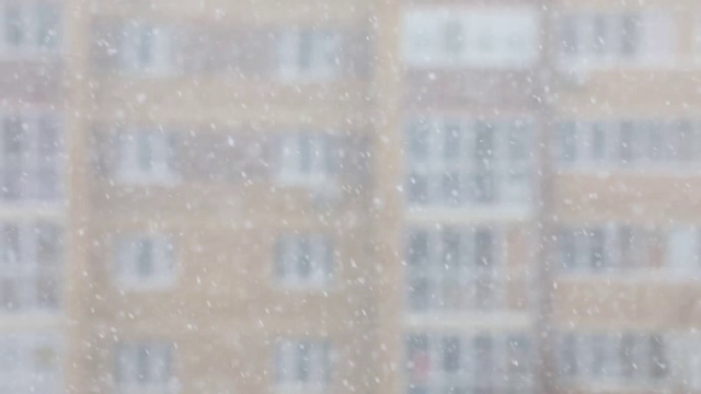 一个城市的降雪。简单的场景——飘落的雪花。视频下载