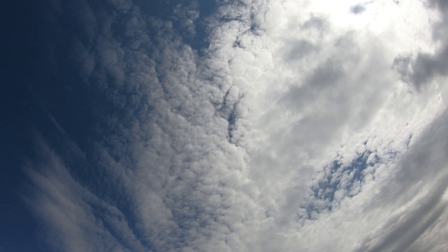 阴暗的天空。雨云在天空中移动。时间流逝。视频素材