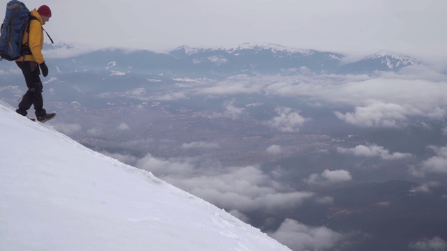 冬天山里的旅行者视频素材