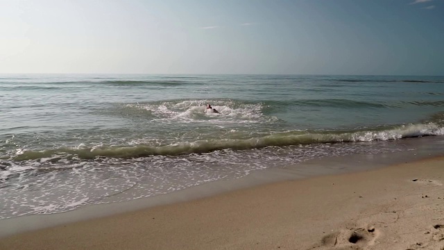 海滩，泡沫的海洋，海浪冲刷着沙子。海浪冲击着沙滩。海浪声视频素材