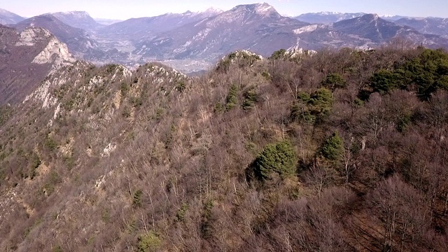 阿尔卑斯山和加尔达湖全景鸟瞰图，意大利视频素材