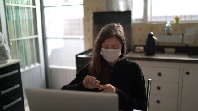 年轻的学生在家做家庭作业-家庭教育-视频聊天视频素材