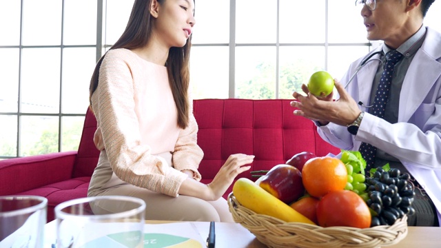 食品顾问医生正在为年轻女性提供保健建议。视频素材