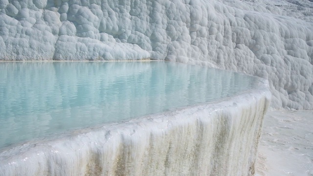 在Pamukkale，水从石灰华梯田缓慢流动视频素材