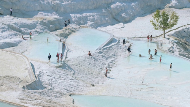 在土耳其的Pamukkale，美丽的石灰华梯田景观视频素材