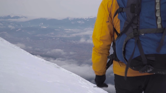 冬天山里的旅行者视频素材