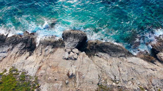 蓝色的大海和海浪拍打着悬崖。视频素材