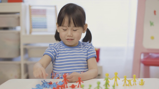 蹒跚学步的女孩学习计算和数学在家教育视频素材