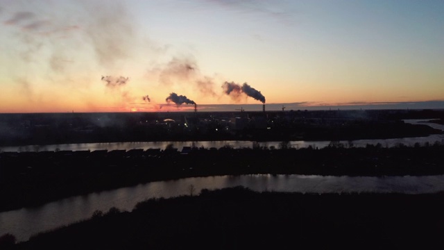 鸟瞰图在日出吸烟堆栈。空气污染与气候变化主题。视频素材