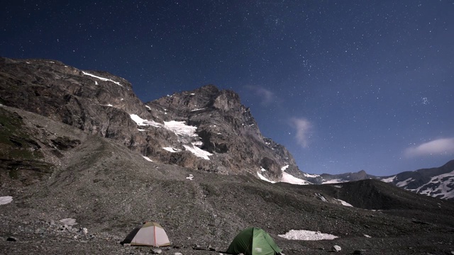 马特洪山和营地帐篷下移动星空。视频素材