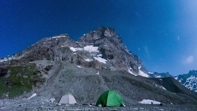 山上美丽的移动天空下的帐篷。视频素材