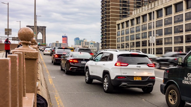 时光流逝:布鲁克林大桥上的交通与天际线建筑的背景，纽约，美国视频素材