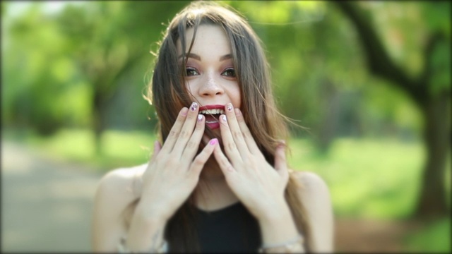 年轻女子惊讶的反应把手放在嘴里震惊，漂亮女孩的反应好消息视频素材