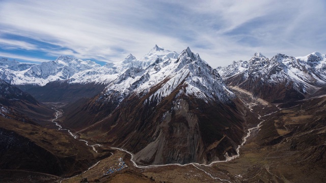 喜马拉雅山脉景观的时间流逝，包括从三多里的马纳斯鲁峰的观点。尼泊尔马纳斯鲁环行徒步路线上的最佳观景点之一视频素材